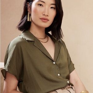 Banana Republic Olive Short Sleeve Button-Front Shirt